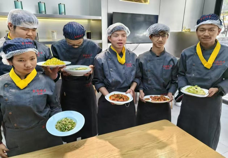 生产带实训  实训促教学  烟火人间  热爱为引